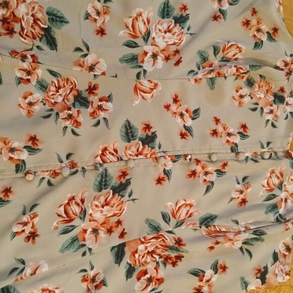 Torrid Grey Pink Floral Fit and Flare Smocked Back Cami Top Sz 1 - Picture 6 of 6